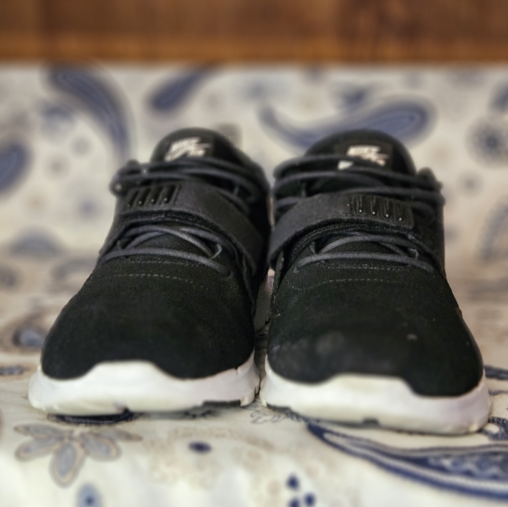 NIKE - Picture 2 of 12